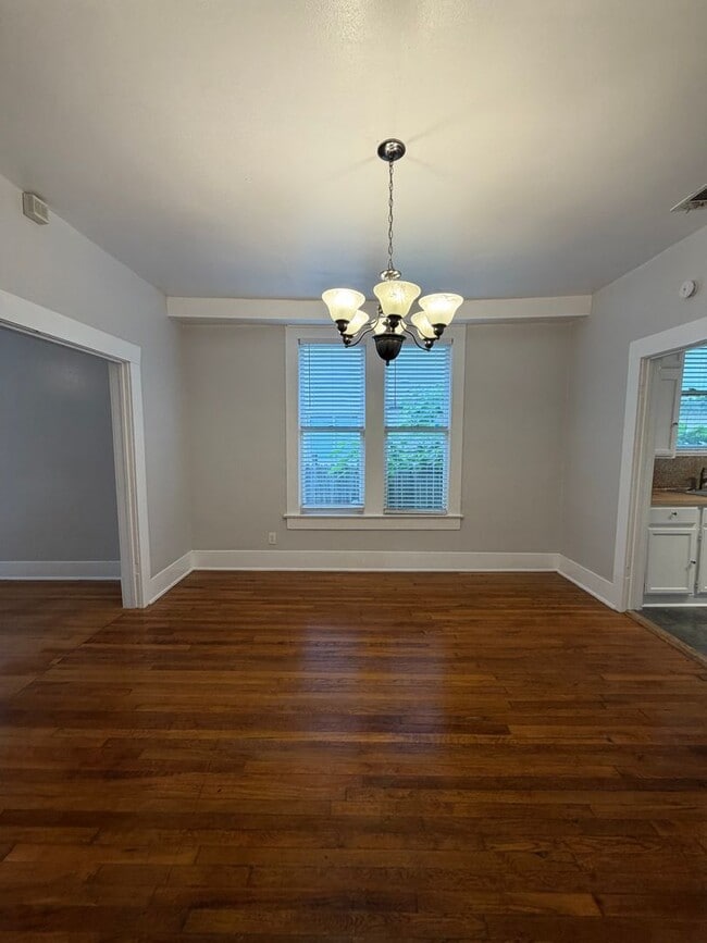 Building Photo - Stylish 2/2 Bungalow with Modern Kitchen & Spacious Backyard