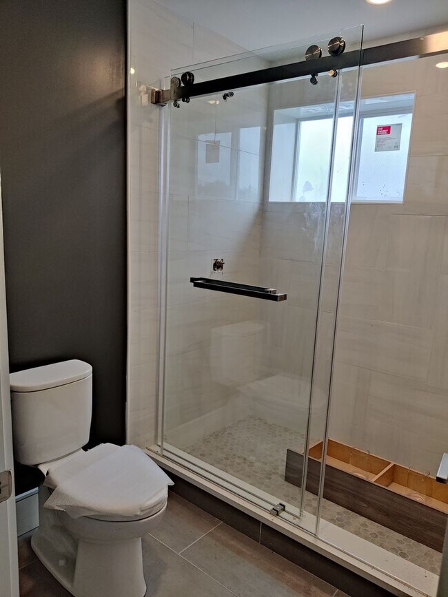 Building Photo - 3 bed 2 Bath on Washington Sq. Central Heat/AC, In-Unit Washer and Dryer, Steps from the T Stop