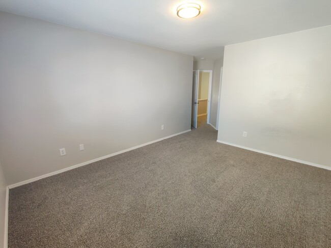 Building Photo - 165 Sagebrush Ave