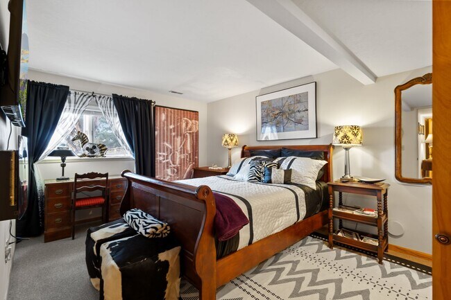 Building Photo - Upper Level of Beautiful Home