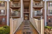 Building Photo - 700 Ridgeside Dr