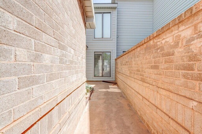 Building Photo - 534 N Fulton Ave
