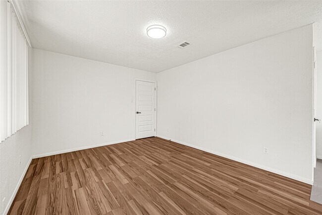 Building Photo - 13327 N Thorntree Dr