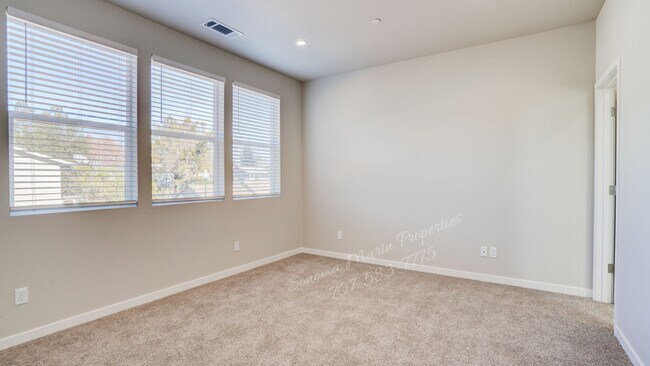 Building Photo - 542 Trisha Ln