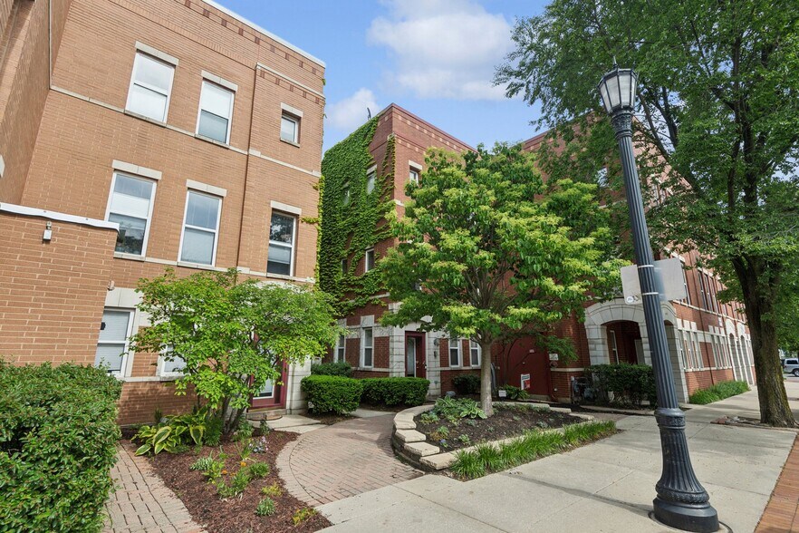 Building Photo - 521 Chicago Ave