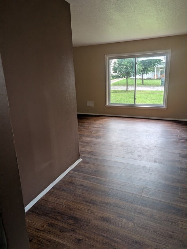 Building Photo - Charming 4 beds 1 bath in Euclid!