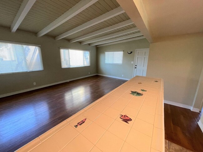 Building Photo - Pierpont Beach Duplex