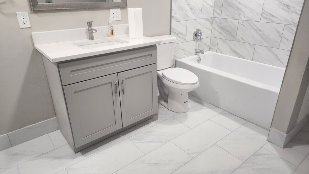 Building Photo - 920 W 600 N