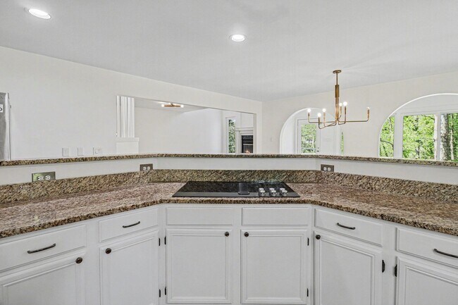 Building Photo - Large 4 Bedroom/2.5 Bathroom Home in Bon Air ***Available Early/Mid April***