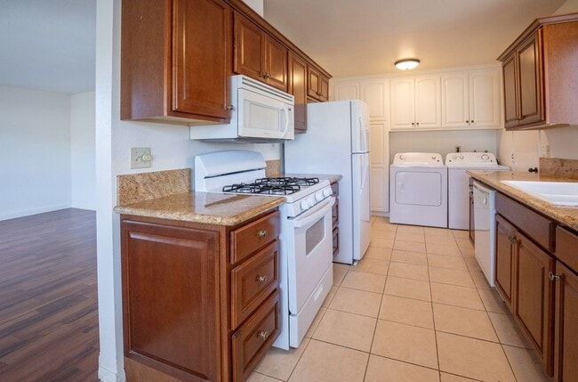 Building Photo - Beautiful 2 bedroom in 55+ Community