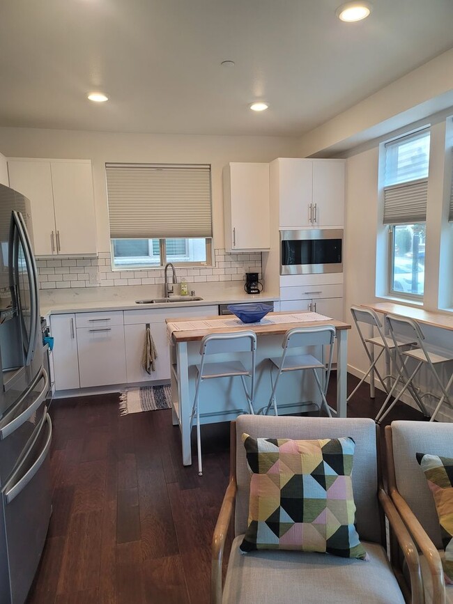 Building Photo - Cozy condo with roof top balcony in Downtown Sacramento