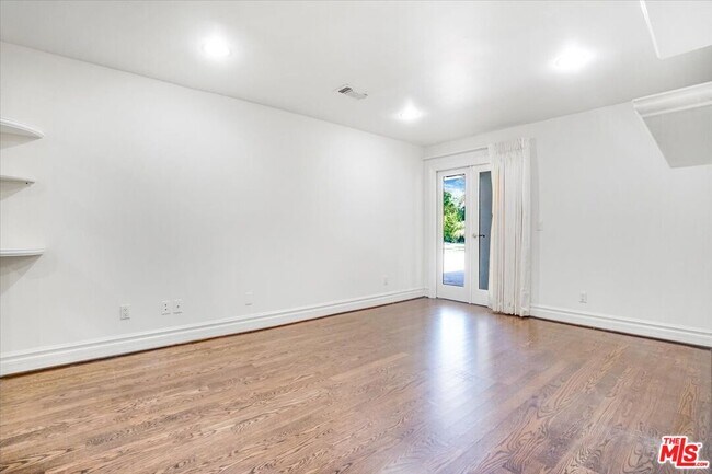 Building Photo - 114 S Layton Dr
