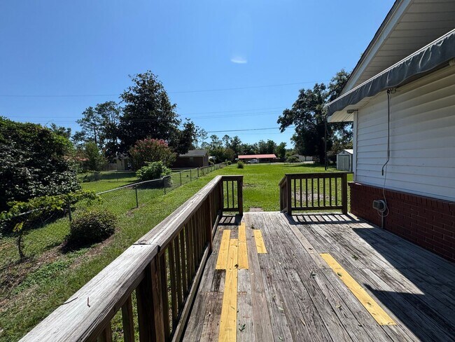 Building Photo - 3 Bedroom, 2 Bath home in Live Oak
