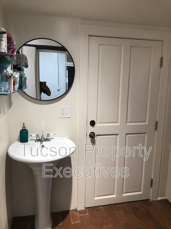 Building Photo - 343 S Convent Ave