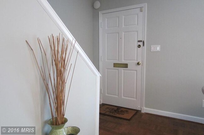 Building Photo - 906 S Highland St