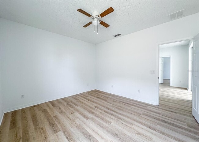 Building Photo - 402 Sunset View Dr