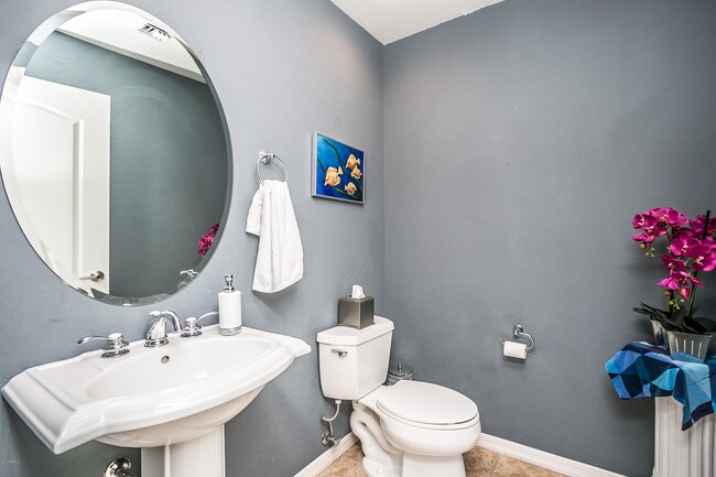 Building Photo - 17 W Vernon Ave