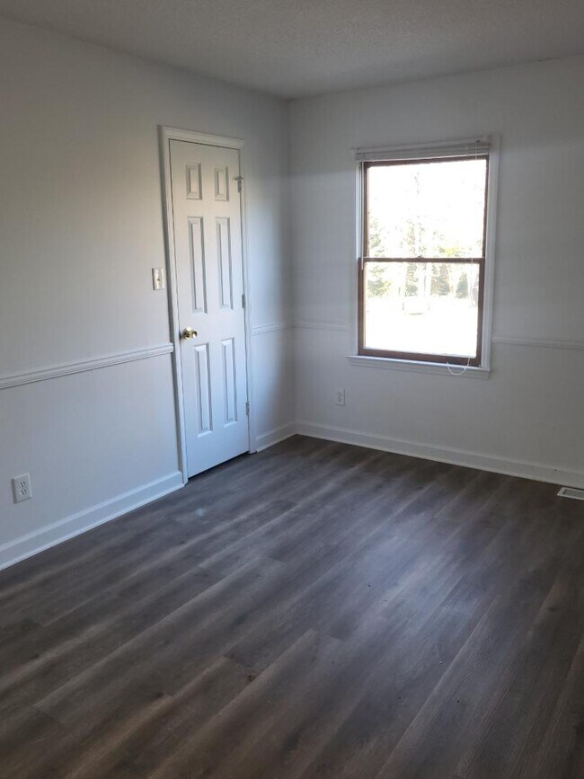 Building Photo - 3000 Jamestown Dr