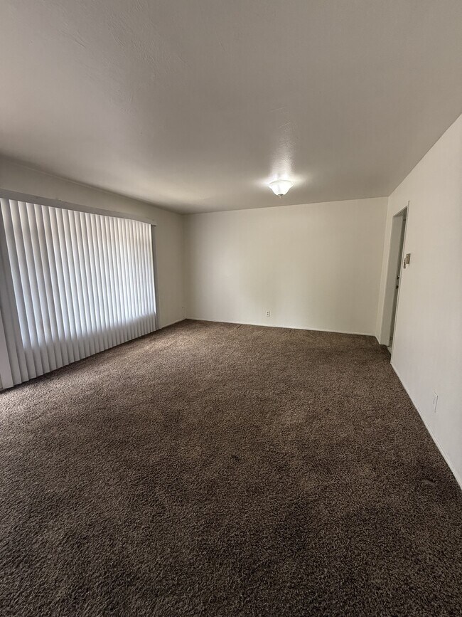 Building Photo - 1612 Hendola Dr NE