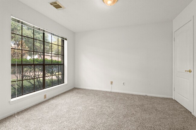 Building Photo - 2415 Parkwood Ln