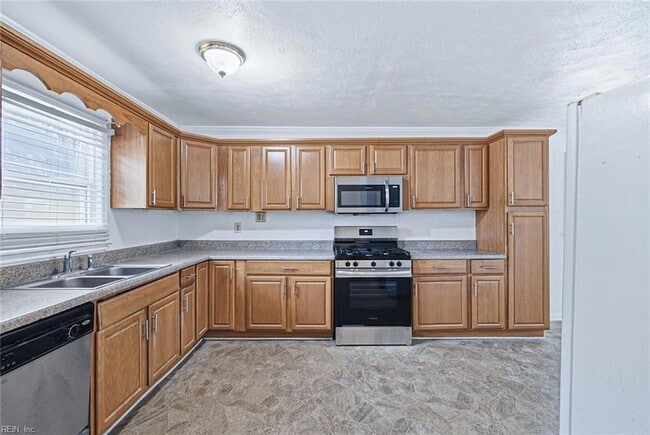 Building Photo - 480 Richneck Rd