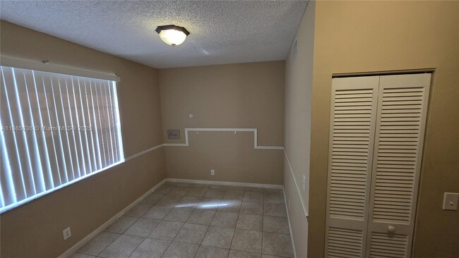 Building Photo - 8066 Sanibel Dr