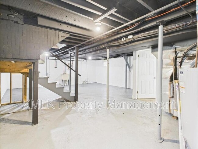 Building Photo - 84 E Mapledale Ave
