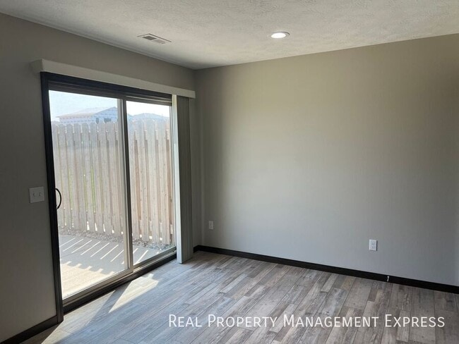 Building Photo - 3 Bedroom 1.5 Bathroom Townhome