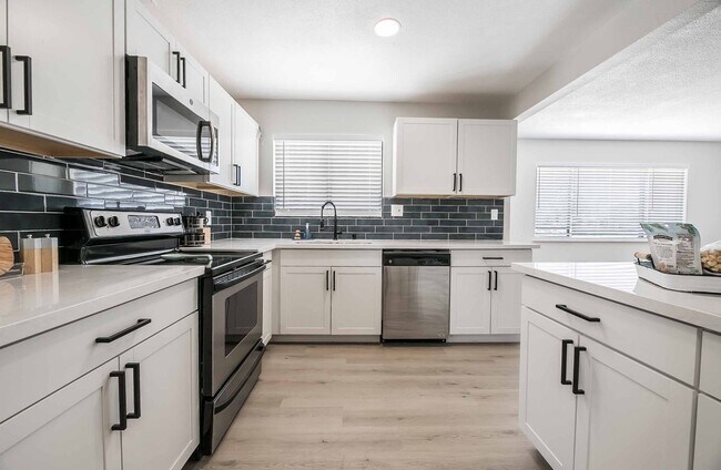 Building Photo - AMERICANA Property Mgmt - Fully furnished ...
