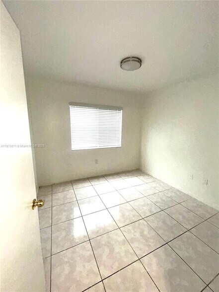 Building Photo - 1240 SE 28th Ct