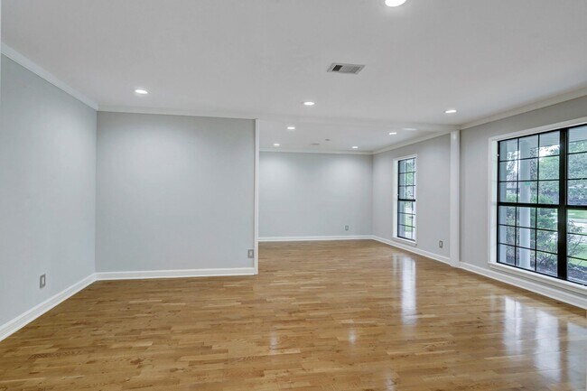 Building Photo - 5419 Dumfries Dr