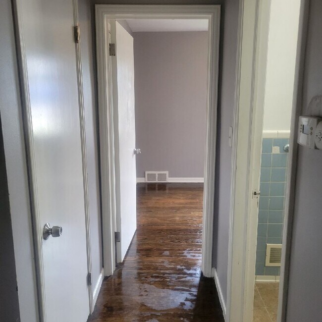 Building Photo - Beautiful 2 bed/1 bath near Grosse Pointe!...