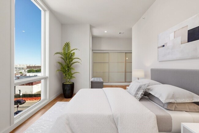 Building Photo - 537 E 2nd St