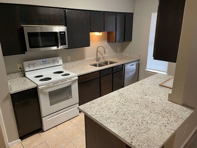 Building Photo - 919-921 West Rochelle Road