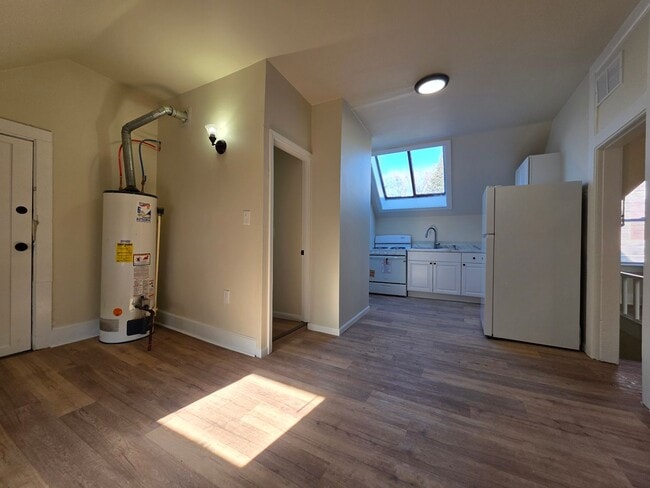 Building Photo - 210 S Maple Ave