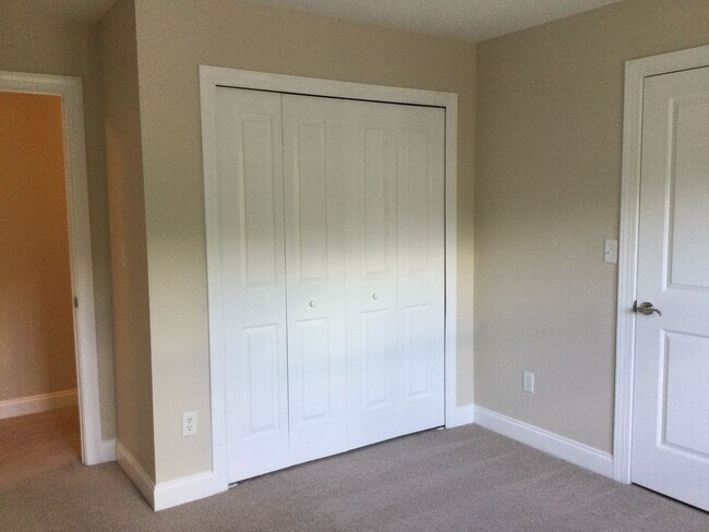 Building Photo - 3 Bedroom Townhouse in amazing location!