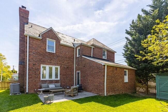 Building Photo - Luxurious Brick Colonial in Prestigious Gu...