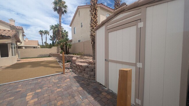 Building Photo - 3 bedroom 1 story house with large backyar...