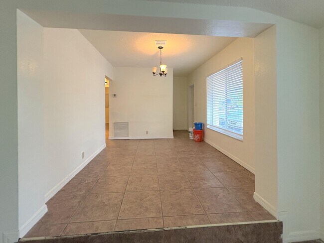 Building Photo - 1124 NE 5th Ave