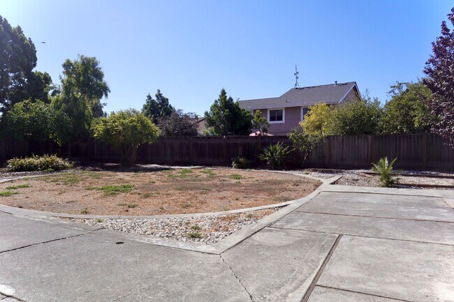 Building Photo - Splendid 3-bedroom home + Bonus Loft located in Fremont! – New flooring!