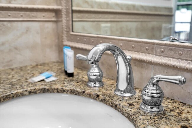 Building Photo - 1006 SE 6th St