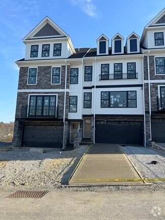 Building Photo - 3026 Greeneview Ln