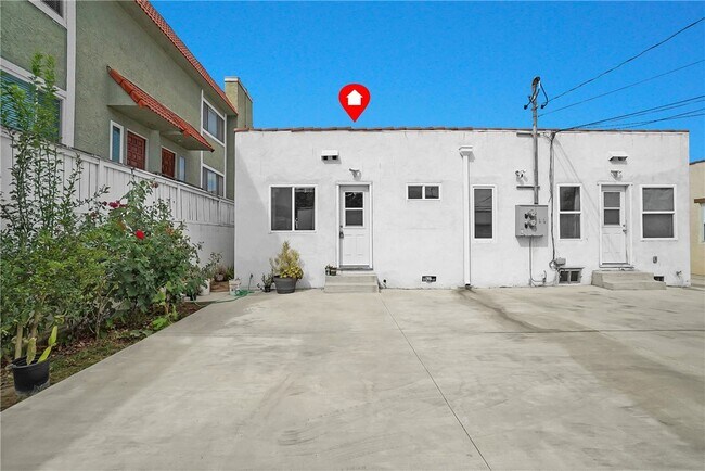 Building Photo - 2718 W Grand Ave