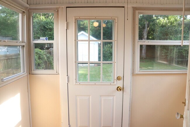 Building Photo - 2- Bedroom Bungalow Beauty