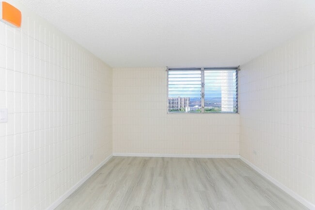 Building Photo - Sunset Lakeview - Fully renovated 3 bedroom, 2 bath on lower floor comes with tandem parking for ...