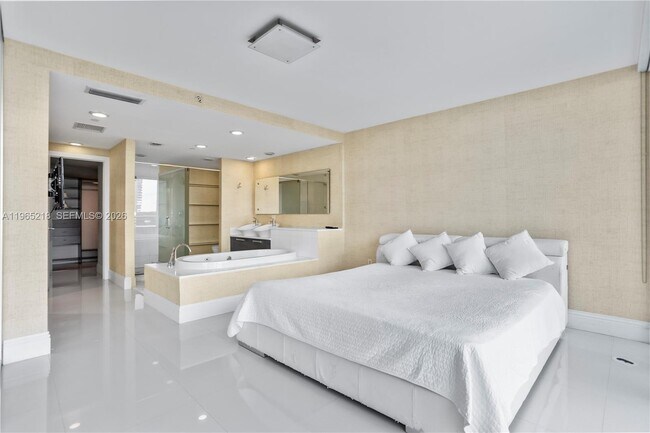 Building Photo - 2950 NE 188th St