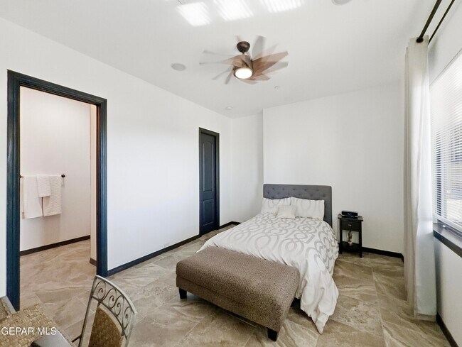 Building Photo - 444 San Clemente Dr