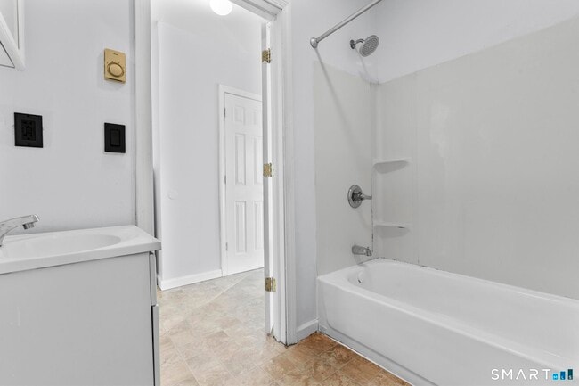 Building Photo - 1380 Bank St