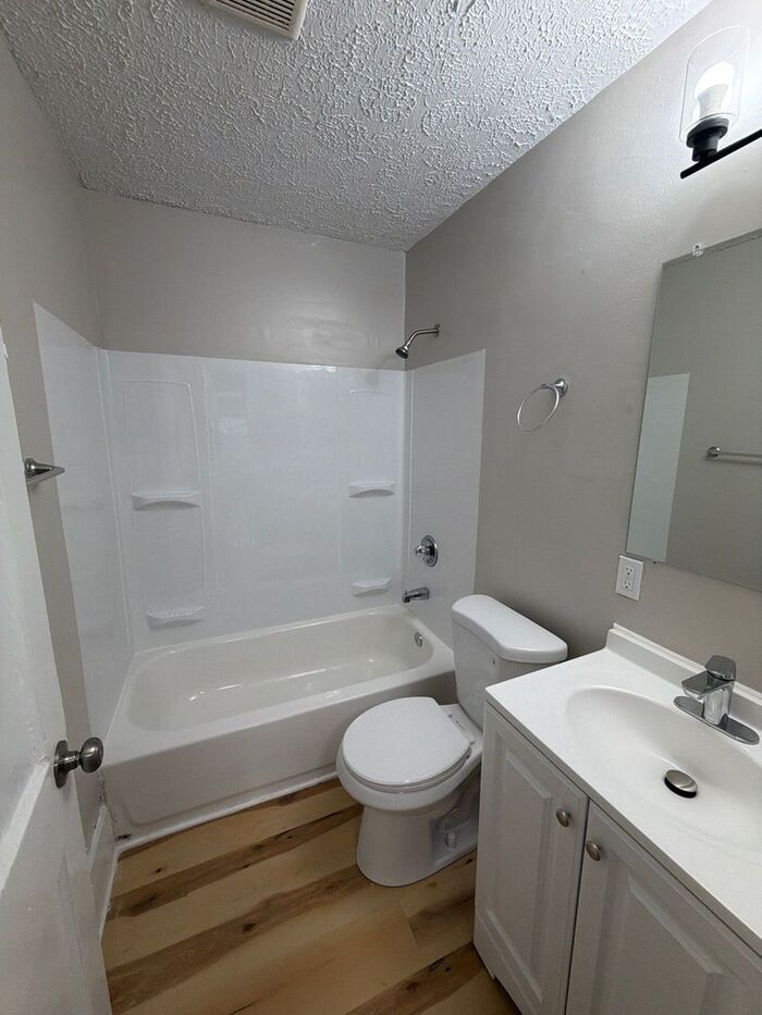 Building Photo - 3005 Linwood Ave