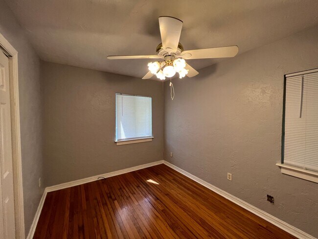 Building Photo - Beautiful 2 Bed/2 Bath Home in Ocala!! BOUNUS ROOM Included! Lawn care INCLUDED!